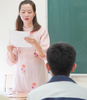 Thi vào lớp 10 ở Hà Nội: Phụ huynh, học sinh "dài cổ" đợi môn thi thứ 3