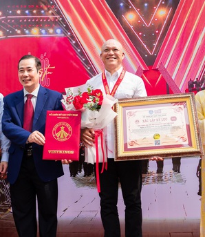 1 năm ra mắt 3 sách ảnh về 3 đại lễ, nghệ sĩ nhiếp ảnh Nguyễn Á nhận Kỷ lục Việt Nam