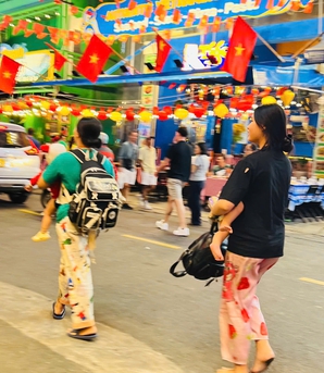 Những trẻ em mưu sinh ban đêm trên đường Bùi Viện