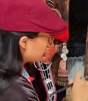 Cô gái họa mộc giữ hồn Tây Bắc trên ván gỗ