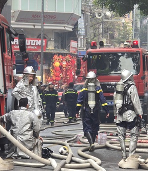 Cận cảnh vụ cháy nhà trên phố Hàng Mã, 1 người ngã từ tầng 3 xuống bị thương nặng