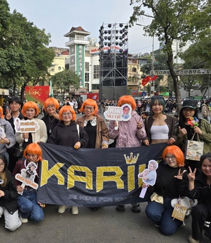 Phố đi bộ hồ Hoàn Kiếm nhộn nhịp trước giờ Countdown, giới trẻ đi từ 14h giữ vị trí đẹp