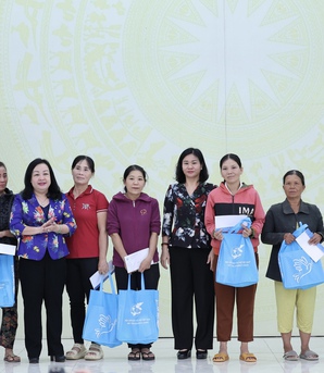 Chủ tịch Hội LHPN Việt Nam Nguyễn Thị Tuyến thăm hỏi hội viên, phụ nữ, trẻ mồ côi vùng lũ Đắk Lắk