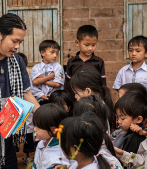 Từ lùm xùm dự án Nuôi em: Làm từ thiện bằng tiền của cộng đồng không phải là "cuộc dạo chơi cảm xúc"