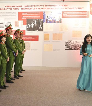 Sống động "những trang sử vàng" qua triển lãm về các kỳ Đại hội Đảng