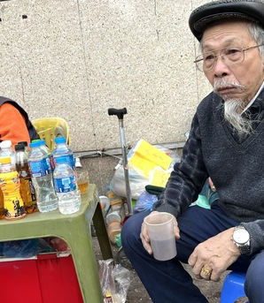 Mối tình hơn nửa thế kỷ của đôi vợ chồng già nơi quán cóc công viên