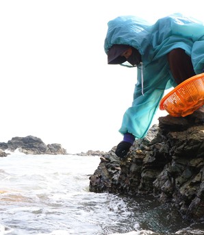 Những phụ nữ "neo mình" bên ghềnh đá mưu sinh