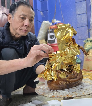 Thiên mã dát vàng giá chục triệu đồng phục vụ thị trường Tết Bính Ngọ 2026