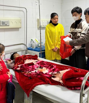 Báo Phụ nữ Việt Nam và thí sinh MC Nhí mang "Tết ấm" đến với bệnh nhi nghèo ở Thanh Hóa