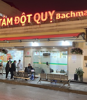 Gồng mình nơi hành lang bệnh viện tuyến cuối