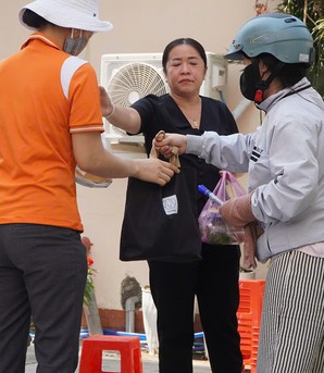 TPHCM: Trường dừng ăn bán trú, phụ huynh tất bật đưa đón con