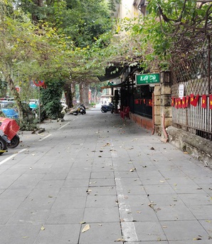 Vỉa hè Hà Nội thông thoáng lạ thường, hàng quán "dè chừng" camera AI