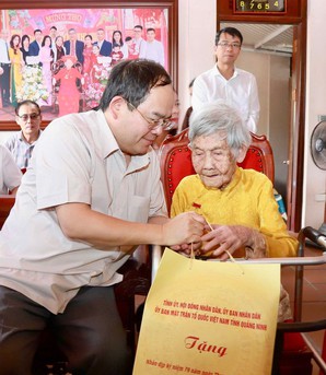 Hát mừng Phụ nữ Việt Nam