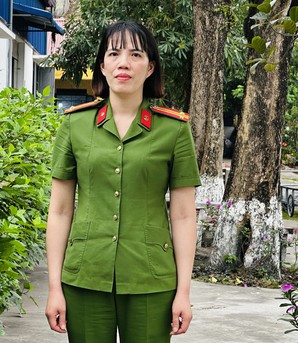 Người giữ lửa bên kia song sắt