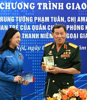 Cuộc gặp đầy cảm xúc của 2 thế hệ du hành vũ trụ người Việt