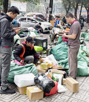 Cận Tết, khách chờ shipper như "mong mẹ đi chợ về"