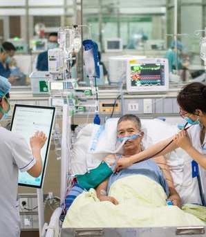 Trắng đêm cấp cứu những ngày cuối năm tại Bệnh viện Bạch Mai