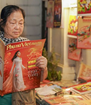 Người phụ nữ gần nửa thế kỷ giữ hồn báo Xuân trên phố cổ Hà Nội