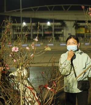 Hà Nội tối 29 Tết: Tiểu thương chấp nhận lỗ nặng, xả hàng về đón Giao thừa