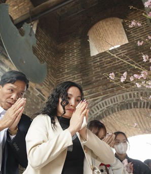 Đầu xuân, du khách tấp nập hành hương về danh lam cổ tự Kinh Bắc