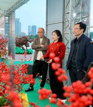 Người tiêu dùng Thủ đô tò mò với đào đông đỏ nhập khẩu giá bạc triệu trưng Tết