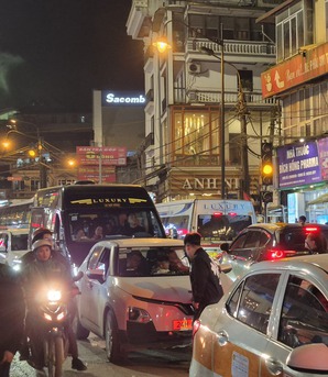 Sa Pa "thất thủ" dịp Tết Bính Ngọ, du khách len lỏi giữa dòng người xe từ sáng sớm đến tối mịt