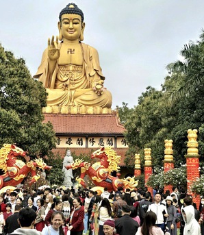 Biển người đổ về chiêm bái tượng Phật lớn nhất Đông Nam Á ngày đầu xuân