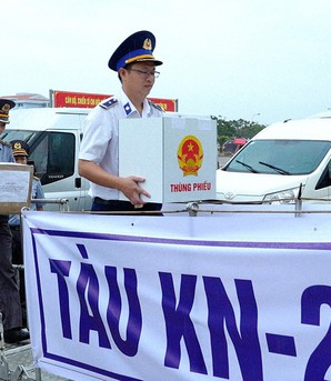 Tàu KN-260 mang thùng phiếu bầu đến với chiến sĩ công tác trên biển và hải đảo