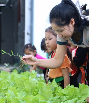 Nhân viên trường học chịu áp lực lớn, phụ cấp thấp