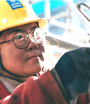 Nữ KOL kỳ lạ với giấc mơ trên giàn giáo công trường