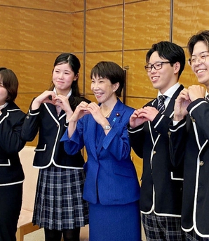 Thủ tướng Nhật Bản Sanae Takaichi tạo nên "cơn sốt" trong cử tri trẻ