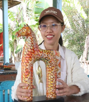 Tái chế củi lũ thành sản phẩm linh vật Xuân Bính Ngọ