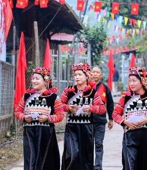 Phụ nữ các dân tộc ở Điện Biên cùng lá phiếu "viết tiếp" những kỳ vọng mới