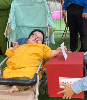 Nữ cử tri khuyết tật đi bầu cử: Mong muốn đóng góp tiếng nói của mình cho cộng đồng