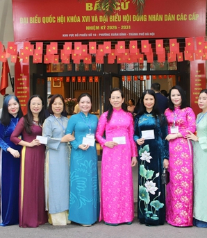 Phụ nữ cả nước nô nức đi bầu cử