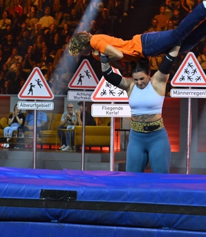 Kỷ lục Guinness mới: Nữ lực sĩ nâng và ném 10 người đàn ông trong 37,44 giây