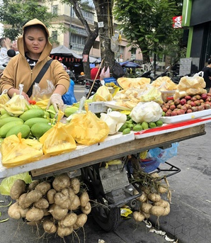 Hà Nội sắp thí điểm vùng phát thải thấp, nhiều lao động lo tích tiền đổi xe điện