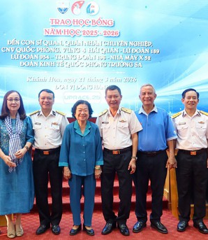 Những "lá chắn thép" nơi đầu sóng