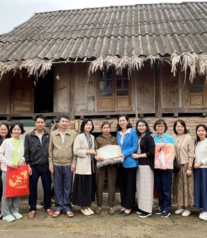 Nhóm thiện nguyện yêu Macrame TW Hội trao nhà "Mái ấm tình thương", hỗ trợ phụ nữ khó khăn