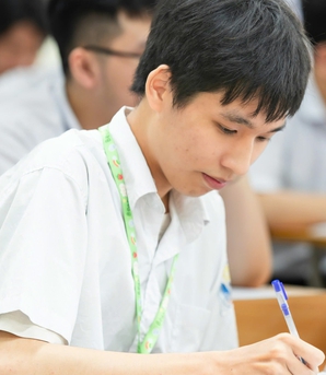 Thủ khoa HSA 129 điểm đến từ trường làng: Học từ cả những lúc chơi