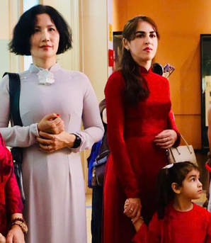 Nữ Tổng Lãnh sự, các phu nhân thích thú khi xem múa rối nước Việt Nam