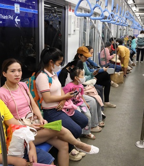 TPHCM: Giao thông công cộng "hút khách" trước biến động giá nhiên liệu