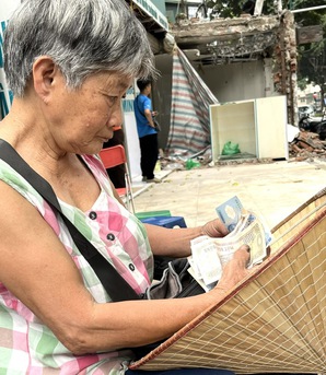 Bám phố đến bạc đầu: Góc khuất của người già lao động tự do