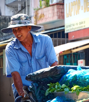 TPHCM: Nhọc nhằn mưu sinh ngoài trời trong ngày nắng như "chảo lửa"