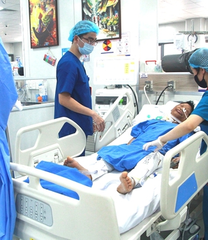 Mẹ hôn mê sâu sau hàng loạt biến chứng, gia đình kiệt quệ vì viện phí