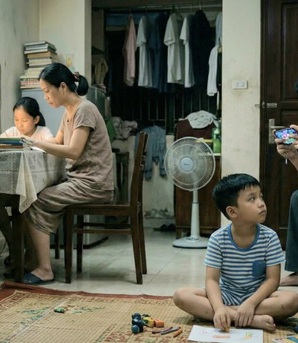 "Người bố pha lê": Vô tâm, lạnh lẽo, như người lạ trong gia đình