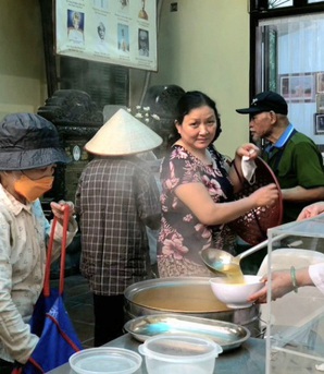 Thánh thất Cao Đài Hà Nội: Hơn 20 năm trao đi những bát bún riêu chay miễn phí