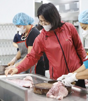 Sau vụ 300 tấn thịt lợn bệnh, phụ huynh "thâm nhập" cơ sở cung cấp suất ăn bán trú từ 4h30 sáng