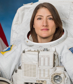 Người phụ nữ đầu tiên bay quanh Mặt trăng