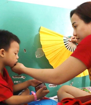 Mẹ trắng đêm chăm con mắc tay chân miệng